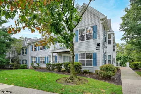 902 Magnolia Ln, Branchburg, NJ 08876