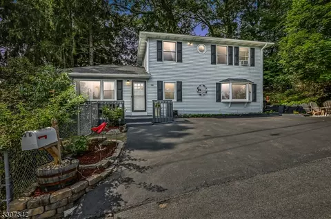 36 Matthew Ct, Roxbury Twp, NJ 07850