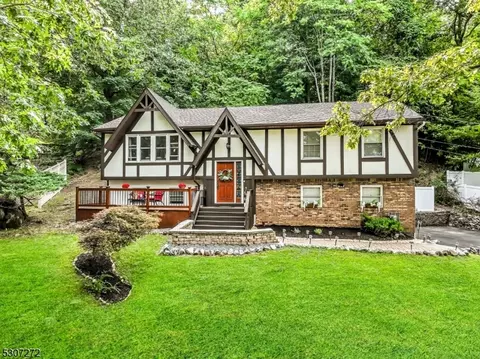 161 Hilltop Ct, Pompton Lakes, NJ 07442