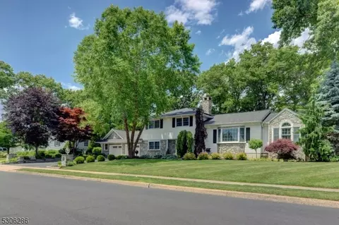 15 Leslie Dr, Wayne, NJ 07470