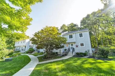 11 Fox Tail Ln, Hamburg, NJ 07419