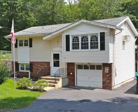 19 Adelphi Trl, Hopatcong, NJ 07843