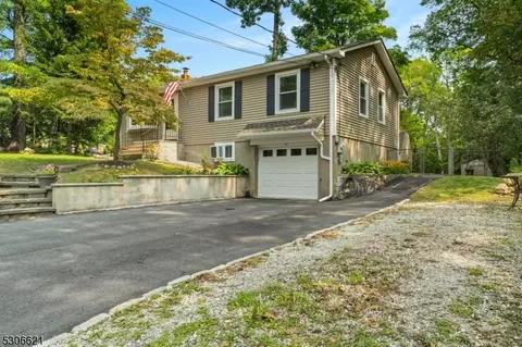 74 Greenhill Rd, Hamburg, NJ 07419
