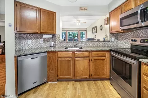 31 Ridgeview Ter #31, Oak Ridge, NJ 07438