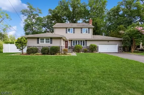 2 Byron Ln, Fanwood, NJ 07023