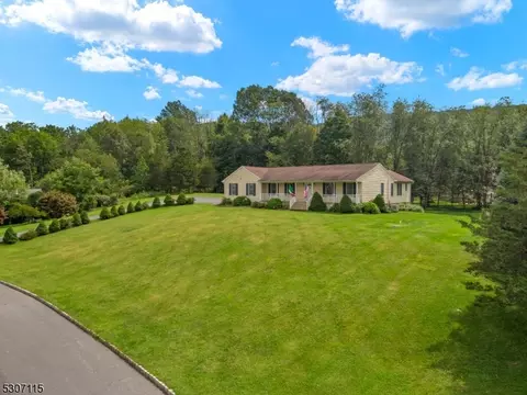 4 Carriage Ln, Hardyston Twp, NJ 07419