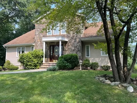 5 Astor Pl, Waldwick, NJ 07463