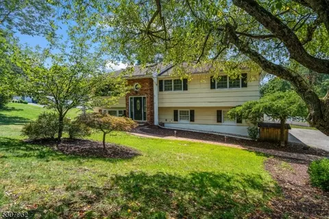 31 Bolton Rd, Wayne, NJ 07470