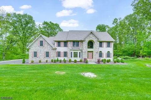 34 Chimney Ridge Trl, West Milford, NJ 07480