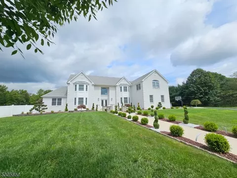 19 Adam Ct, Monroe Township, NJ 08831