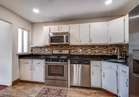 68 Woods Edge Dr, Succasunna, NJ 07876