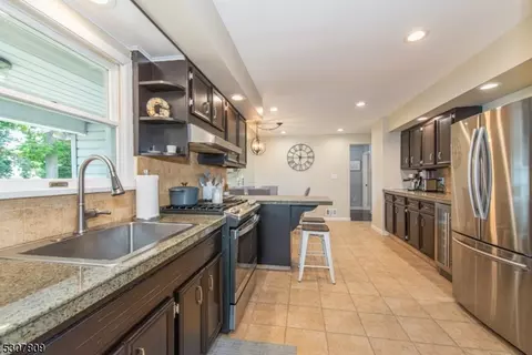 16 Michael Dr, Wayne, NJ 07470 photo 9