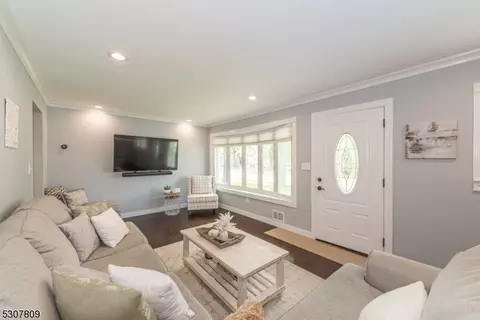 16 Michael Dr, Wayne, NJ 07470 photo 3