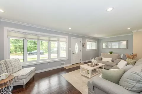 16 Michael Dr, Wayne, NJ 07470 photo 2