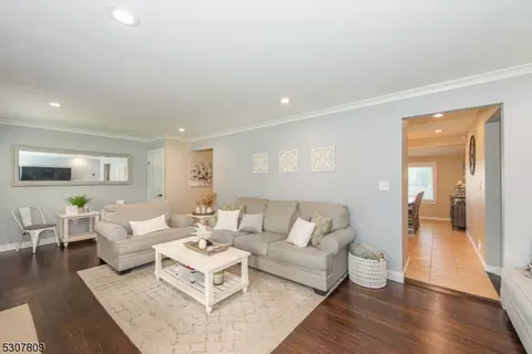 16 Michael Dr, Wayne, NJ 07470 photo 4