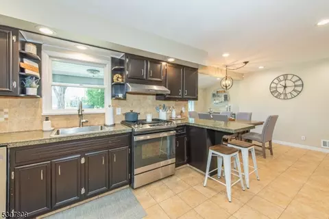 16 Michael Dr, Wayne, NJ 07470 photo 11
