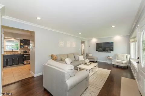 16 Michael Dr, Wayne, NJ 07470 photo 6