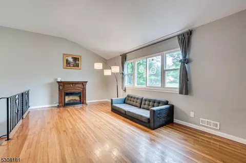 4 Woodlawn Rd, Franklin Twp, NJ 08873