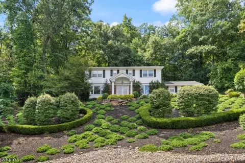 34 Manor Ln, Morris Plains, NJ 07950