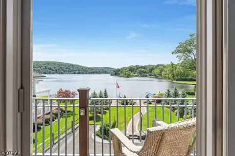 580 W Shore Trl, Sparta, NJ 07871