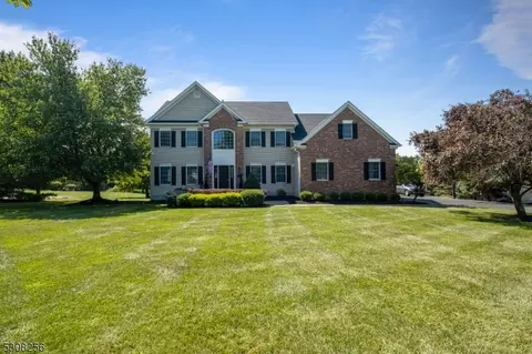 29 Southgate Dr, Clinton Twp, NJ 08801
