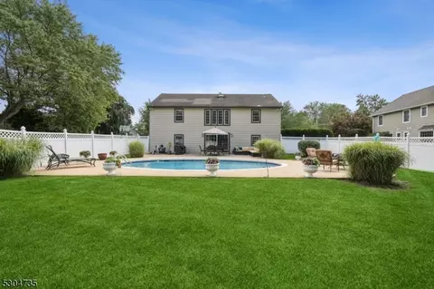10 Pitcairn Dr, Roseland, NJ 07068