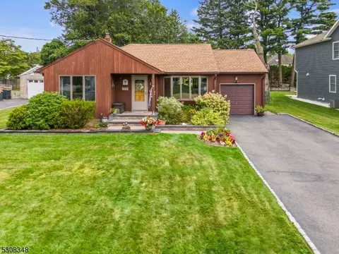 26 Ivanhoe Ln, Clifton, NJ 07013