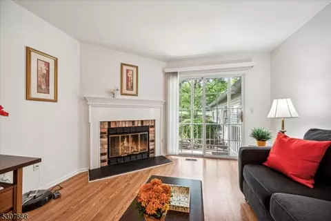 Living - 71 Commonwealth Dr, Basking Ridge, NJ 07920 photo 2 of 4