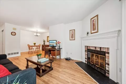 Living - 71 Commonwealth Dr, Basking Ridge, NJ 07920 photo 3 of 4