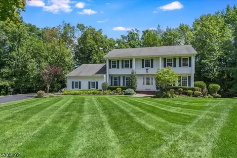 5 Fir Cir, Hanover, NJ 07927