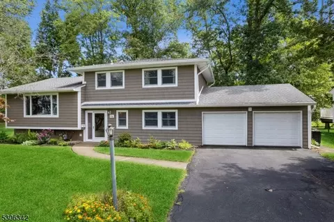 64 Twin Oaks Oval, Springfield, NJ 07081