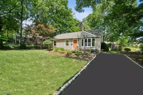 4 Spalding Dr, Livingston, NJ 07039