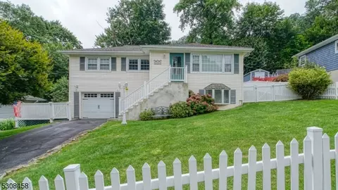 20 Mast Rd, Hopatcong, NJ 07843