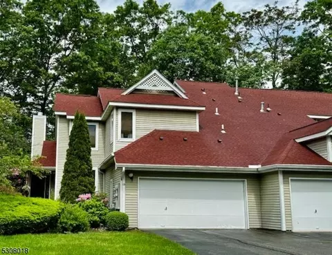 19 Ridgeview Ter, Oak Ridge, NJ 07438