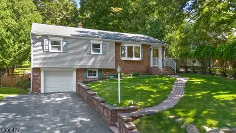 10 Iroquois Ave, Oakland, NJ 07436