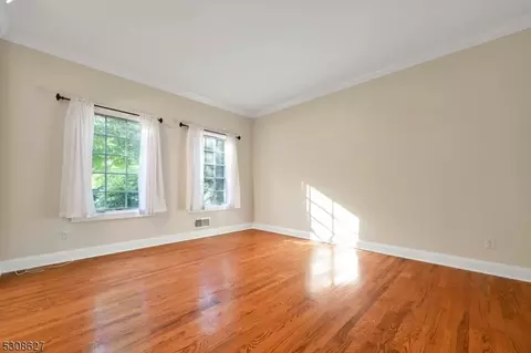 8 Haggerty Dr, West Orange, NJ 07052 photo 4