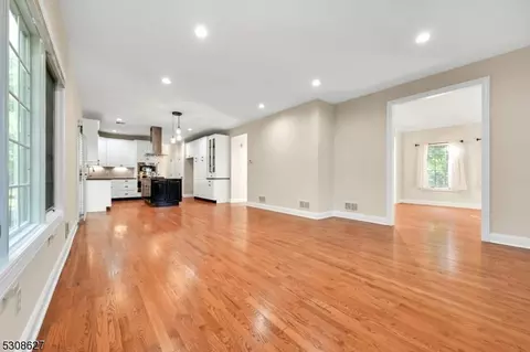 8 Haggerty Dr, West Orange, NJ 07052 photo 9