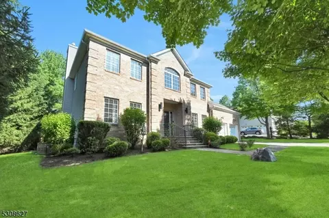 8 Haggerty Dr, West Orange, NJ 07052 photo 2