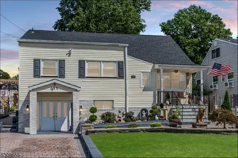 211 Arlington Dr, Woodbridge Twp, NJ 08863