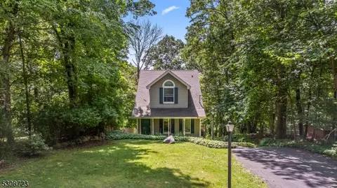 4 Thomas Dr, Hackettstown, NJ 07840