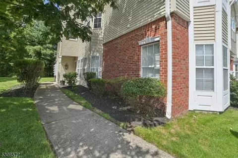 28 Windsor Dr, Lincoln Park, NJ 07035