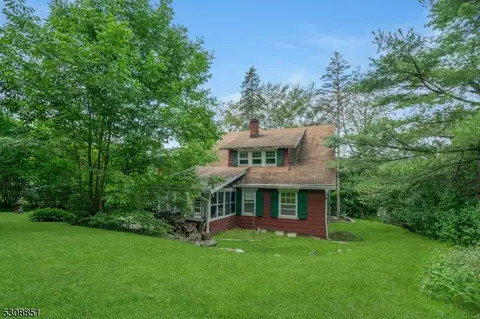 2 Crescent Ct, Hardyston, NJ 07460