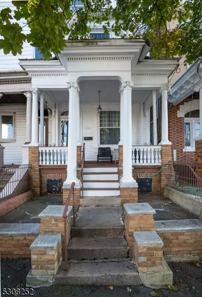 228 W Oak St, Shenandoah, PA 17976