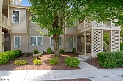 15 Augusta Dr, Annandale, NJ 08801