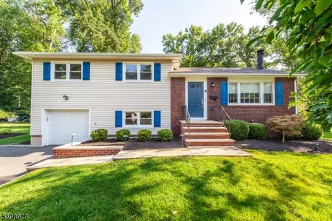 8 Kenneth Ct, Florham Park, NJ 07932