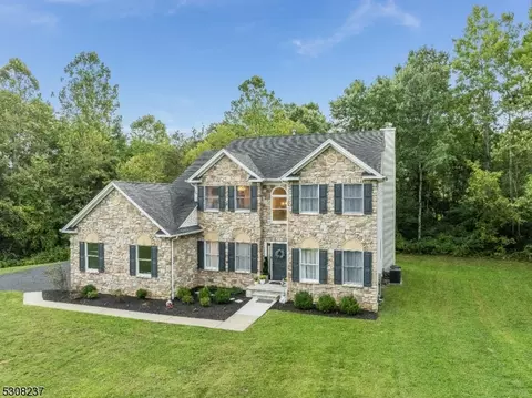 102 Bradford Ln, Bloomsbury, NJ 08804