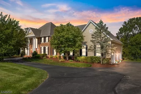 26 Beacon Hill Dr, Chester Twp, NJ 07930