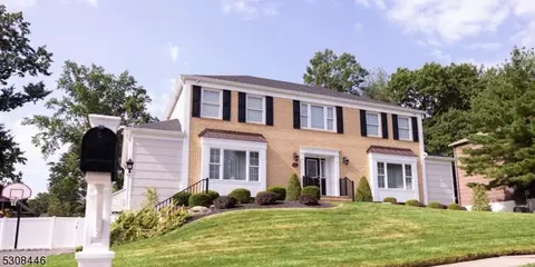 82 Tiffany Dr, East Hanover, NJ 07936