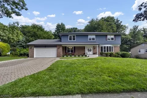 8 Burlington Ln, East Brunswick, NJ 08816