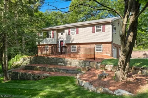 15 Lawrence Dr, Vernon Twp, NJ 07422